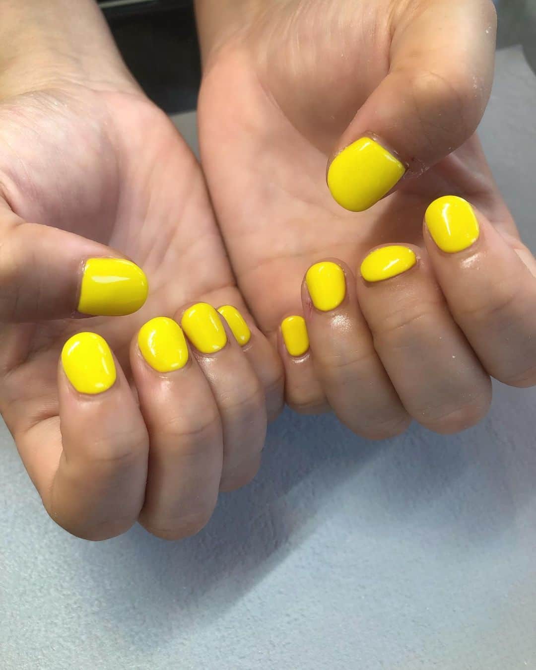 風子のインスタグラム：「#newnails #イエローネイル  #yellow   ワンカラーでやってもらった🤡 シンプルなほど技術が必要よね💅✨」