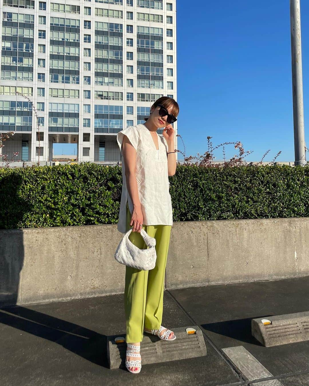 春名亜美さんのインスタグラム写真 - (春名亜美Instagram)「空の青さにテンション上がる💙 ・ #tops @zara  #pants @fromfirstmusee  #sunglasses @thehanybijoux_official @thehany_official  #sandals @hermes  #bag @bottegaveneta.by.daniellee  ・ ・ ・ #fromfirstmusee #フロムファーストミュゼ #ママコーデ #ママコーディネート #hermes #エルメス #bottegaveneta #bottegavenetabag」7月21日 15時26分 - amiharunaami