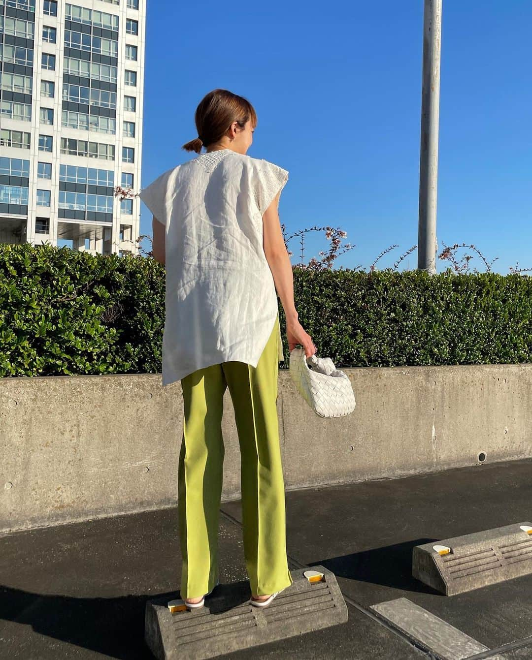 春名亜美さんのインスタグラム写真 - (春名亜美Instagram)「空の青さにテンション上がる💙 ・ #tops @zara  #pants @fromfirstmusee  #sunglasses @thehanybijoux_official @thehany_official  #sandals @hermes  #bag @bottegaveneta.by.daniellee  ・ ・ ・ #fromfirstmusee #フロムファーストミュゼ #ママコーデ #ママコーディネート #hermes #エルメス #bottegaveneta #bottegavenetabag」7月21日 15時26分 - amiharunaami