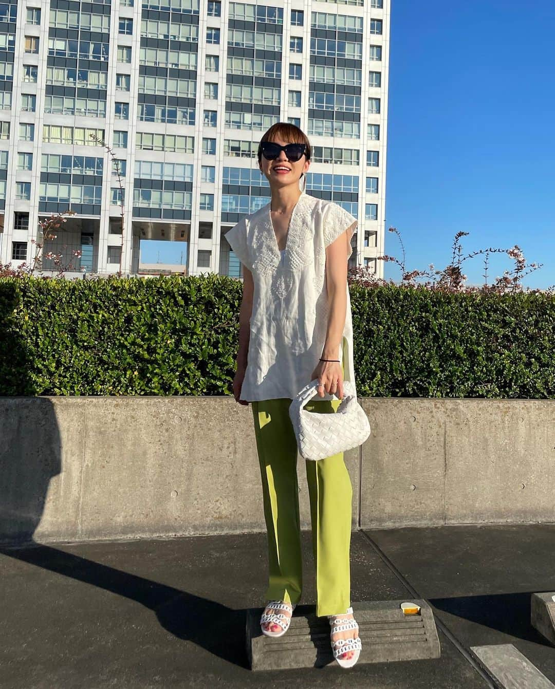 春名亜美さんのインスタグラム写真 - (春名亜美Instagram)「空の青さにテンション上がる💙 ・ #tops @zara  #pants @fromfirstmusee  #sunglasses @thehanybijoux_official @thehany_official  #sandals @hermes  #bag @bottegaveneta.by.daniellee  ・ ・ ・ #fromfirstmusee #フロムファーストミュゼ #ママコーデ #ママコーディネート #hermes #エルメス #bottegaveneta #bottegavenetabag」7月21日 15時26分 - amiharunaami