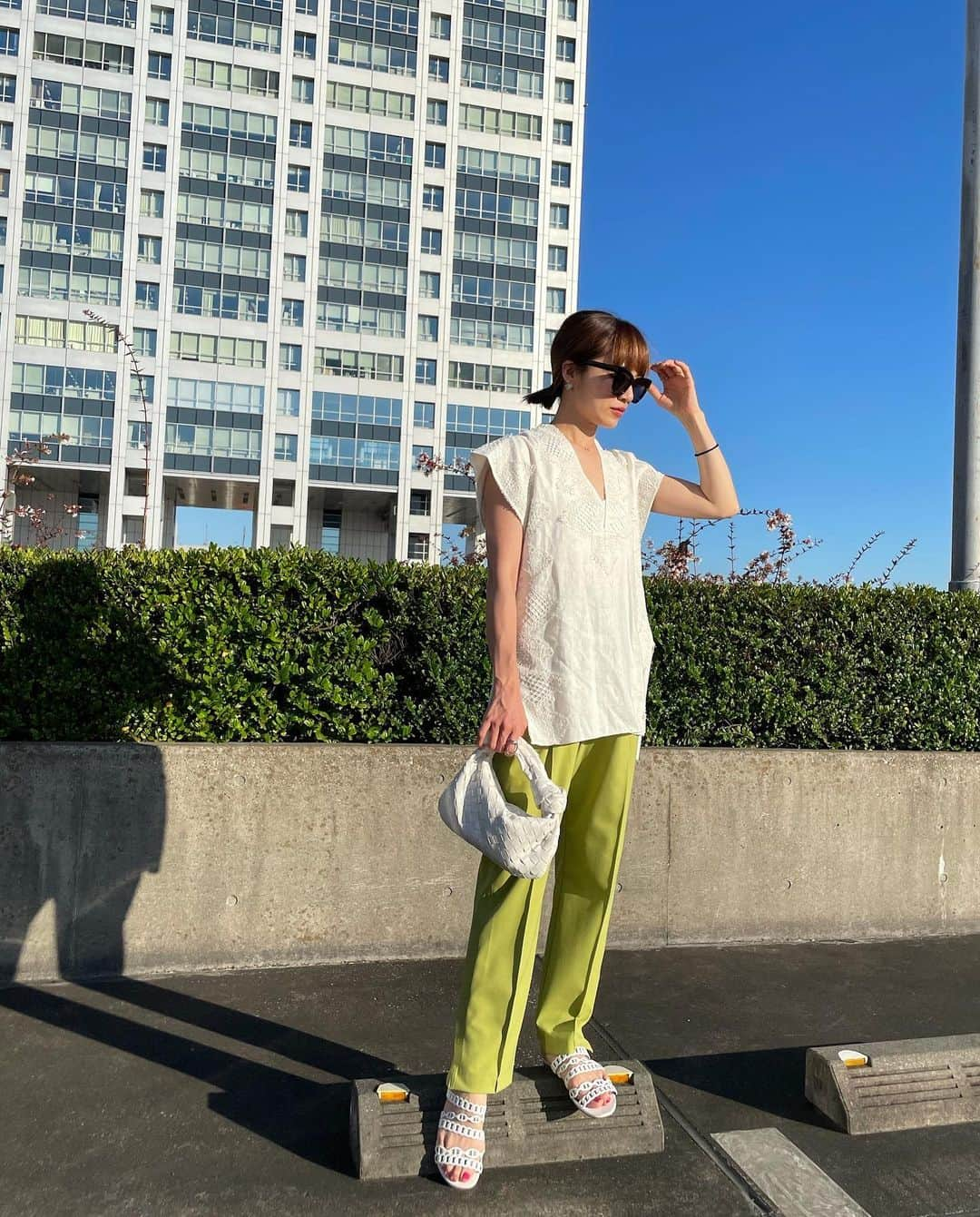 春名亜美さんのインスタグラム写真 - (春名亜美Instagram)「空の青さにテンション上がる💙 ・ #tops @zara  #pants @fromfirstmusee  #sunglasses @thehanybijoux_official @thehany_official  #sandals @hermes  #bag @bottegaveneta.by.daniellee  ・ ・ ・ #fromfirstmusee #フロムファーストミュゼ #ママコーデ #ママコーディネート #hermes #エルメス #bottegaveneta #bottegavenetabag」7月21日 15時26分 - amiharunaami