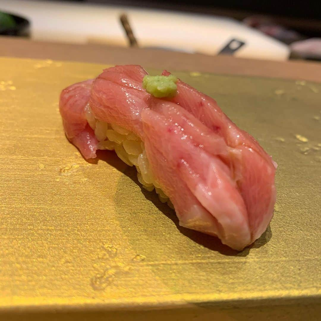 吉川ちえさんのインスタグラム写真 - (吉川ちえInstagram)「【🍣🌟🍣🌟🍣🌟】 . この前大門駅の近くにある ✅鮨 よこ田 浜松町店 ( @sushi_yokota_ )へ✌️✨ . 8年連続ミシュラン獲得店だけあって 全部美味しかった🥺❤️ 名物の"金箔鮨"も食べれたよー🕺💕 キラキラしてて映えだった🌈 . 鮨だけじゃなくて🍤天ぷらもコースの中に入ってて 天ぷらもサクサクで美味しかった👀✨ . しかも高級なほうじ茶や ワイン🍷みたいな濃厚ぶどうジュース🍇もあって楽しかった🙋‍♀️🧡 . しかもプロジェクションマッピングも あって映えな空間でした😍💗 . #鮨 #鮨よこ田 #鮨よこ田浜松町  #プロジェクションマッピング  #ミシュラン獲得店 #鮨 #sushi #金箔鮨 #鮨スタグラム」7月21日 16時54分 - yoshikawachie_16