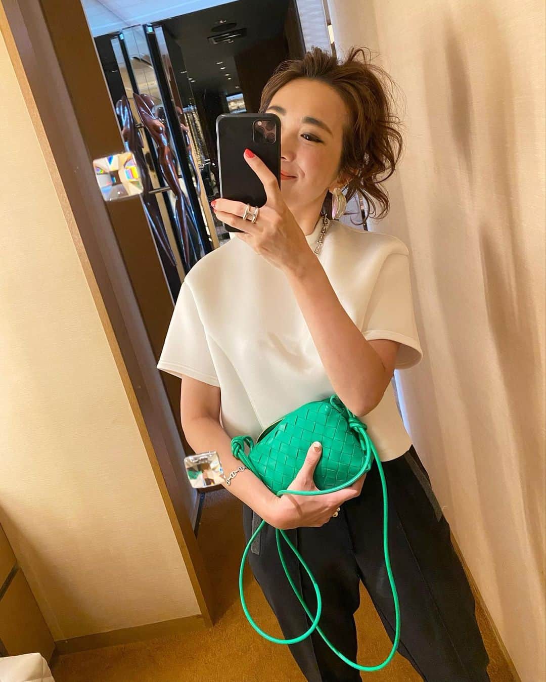 Mai Wakimizuのインスタグラム：「私にとって月に一度の至福時間♡ルコレでフェイシャルエステ1時間。この後お出かけだったのでメイクして帰宅。本当に自分の顔？って思うほど施術前と後でフェイスラインが変わるからやめられない♡はぁ、心地良い空間♡ #lecollection#ルコレクション#神戸」