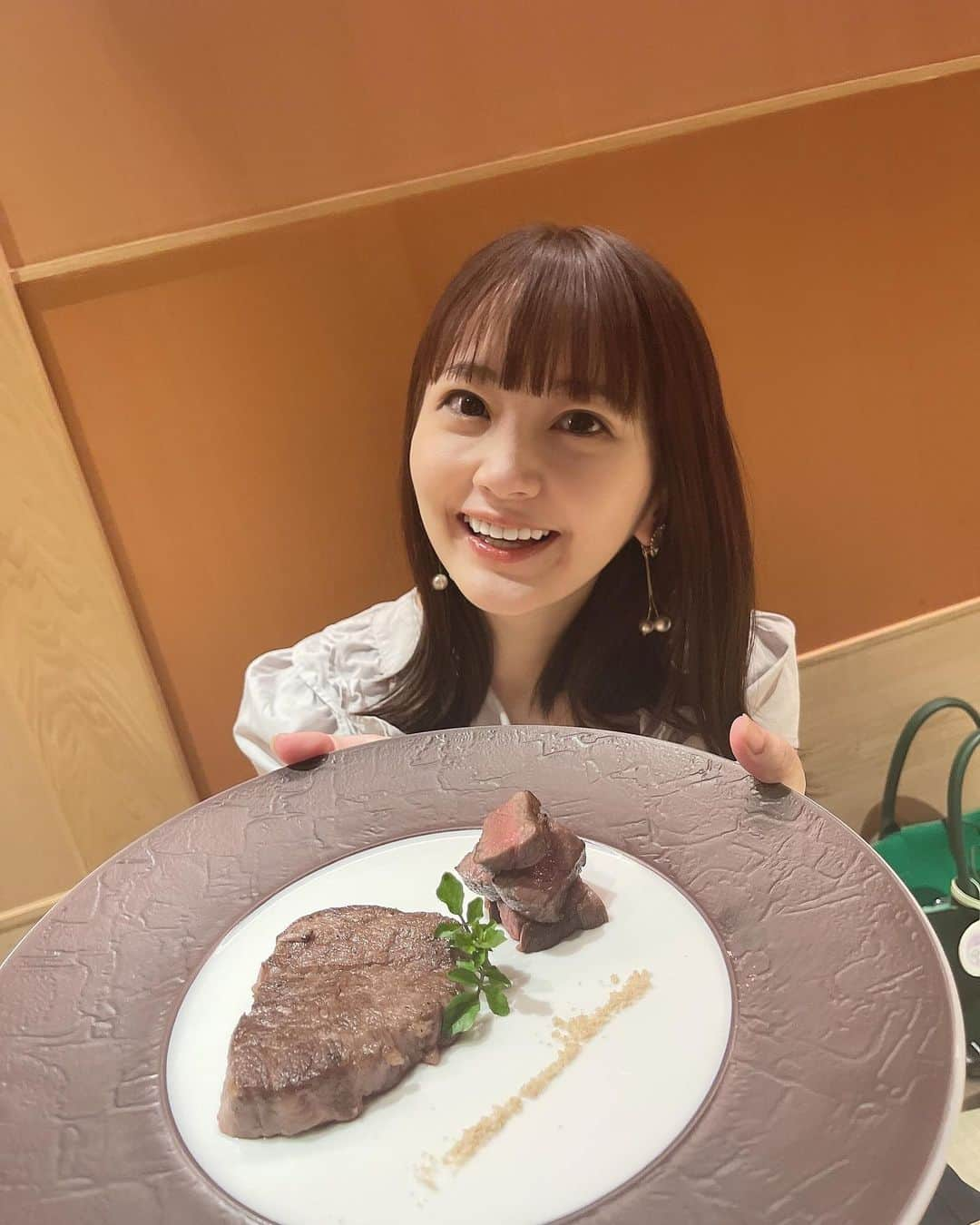 浜田翔子さんのインスタグラム写真 - (浜田翔子Instagram)「銀座で個室で大好きなお店おもき離れさんでよるごはん✨ 前回しゃぶしゃぶコースをいただいたので今回は神戸牛ステーキコース シャトーブリアンをいただきました♡  私、前回は妊活リセットで飲むぞー！って行ったので🍷（YouTubeでもカブしょこ新婚夫婦で4ヶ月前載せてます😊）  今回は妊婦さんになってなので、 妊婦さんに大丈夫なように コースにしてくださり、 お肉もよく焼いてくださったり  雲丹と神戸牛こぼれイクラの海苔巻きの代わりに 私はくまちゃんカレーを出してくださりました🧸♡🥺✨ 素敵な心遣いありがとうございます。  カツサンドも美味しかったしやっぱり素敵な場所でした😍 お友達やゆっくり家族と来たい時におすすめです🥰  pr @omokihanare #omokihanare #おもき離れ #銀座神戸牛 #おもき銀座 #シャトーブリアン #銀座グルメ #肉スタグラム #銀座肉 #銀座個室ディナー」7月21日 17時23分 - shoko_hamada