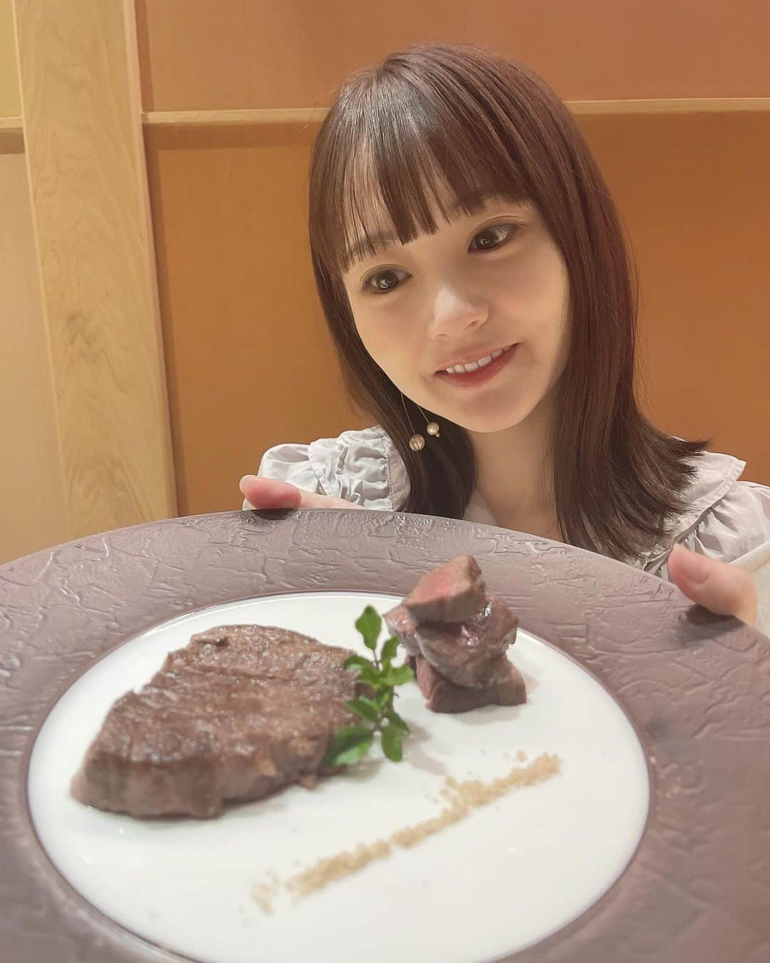 浜田翔子さんのインスタグラム写真 - (浜田翔子Instagram)「銀座で個室で大好きなお店おもき離れさんでよるごはん✨ 前回しゃぶしゃぶコースをいただいたので今回は神戸牛ステーキコース シャトーブリアンをいただきました♡  私、前回は妊活リセットで飲むぞー！って行ったので🍷（YouTubeでもカブしょこ新婚夫婦で4ヶ月前載せてます😊）  今回は妊婦さんになってなので、 妊婦さんに大丈夫なように コースにしてくださり、 お肉もよく焼いてくださったり  雲丹と神戸牛こぼれイクラの海苔巻きの代わりに 私はくまちゃんカレーを出してくださりました🧸♡🥺✨ 素敵な心遣いありがとうございます。  カツサンドも美味しかったしやっぱり素敵な場所でした😍 お友達やゆっくり家族と来たい時におすすめです🥰  pr @omokihanare #omokihanare #おもき離れ #銀座神戸牛 #おもき銀座 #シャトーブリアン #銀座グルメ #肉スタグラム #銀座肉 #銀座個室ディナー」7月21日 17時23分 - shoko_hamada