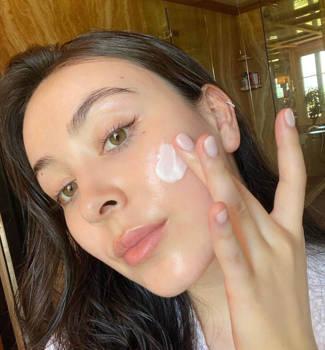 エレナ・アレジ・後藤のインスタグラム：「morning glow with @goto.beauty 💓 cleanse, tone & hydrate - don’t forget your spf 💧#GotoBeauty」