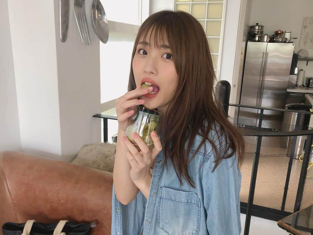 石田桃香さんのインスタグラム写真 - (石田桃香Instagram)「撮影現場にフルーツあると絶対食べる 夏感じる撮影だった！お楽しみに〜☺︎」7月21日 17時59分 - isd_momoka