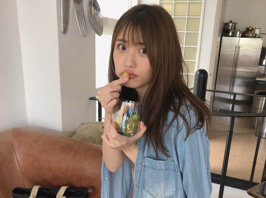 石田桃香のインスタグラム：「撮影現場にフルーツあると絶対食べる 夏感じる撮影だった！お楽しみに〜☺︎」