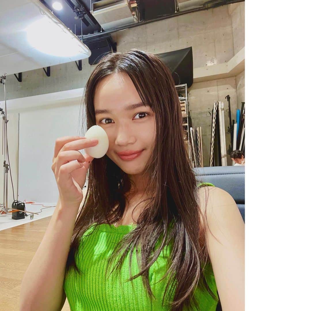 新井舞良のインスタグラム：「VOCE9月号、発売しております💕 たまご🥚今日も食べた。  The September issue of VoCE is on sale now!  I ate eggs again today for my daily dose of protein.   매일 계란을 먹습니다.💖」