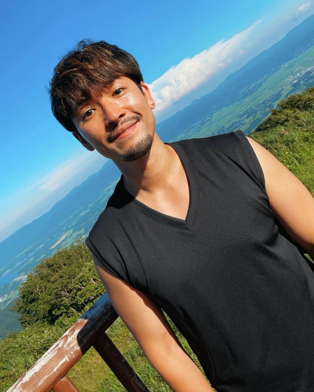小柳津林太郎のインスタグラム：「Sadogashima Part. 2 "The Mountain View"  佐渡島パート2。車で白雲台というところまでいったのですが、雲との距離がめちゃ近かった。夏の佐渡は海も山も楽しめて、人もそんなに多くないからオススメです！  #佐渡島 #新潟 #白雲台 #佐渡市 #山 #ドライブ #日光浴 #夏 #トレッキング」
