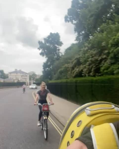 アンバー・ハードのインスタグラム：「Check out my new London whip 💂🏻‍♀️」