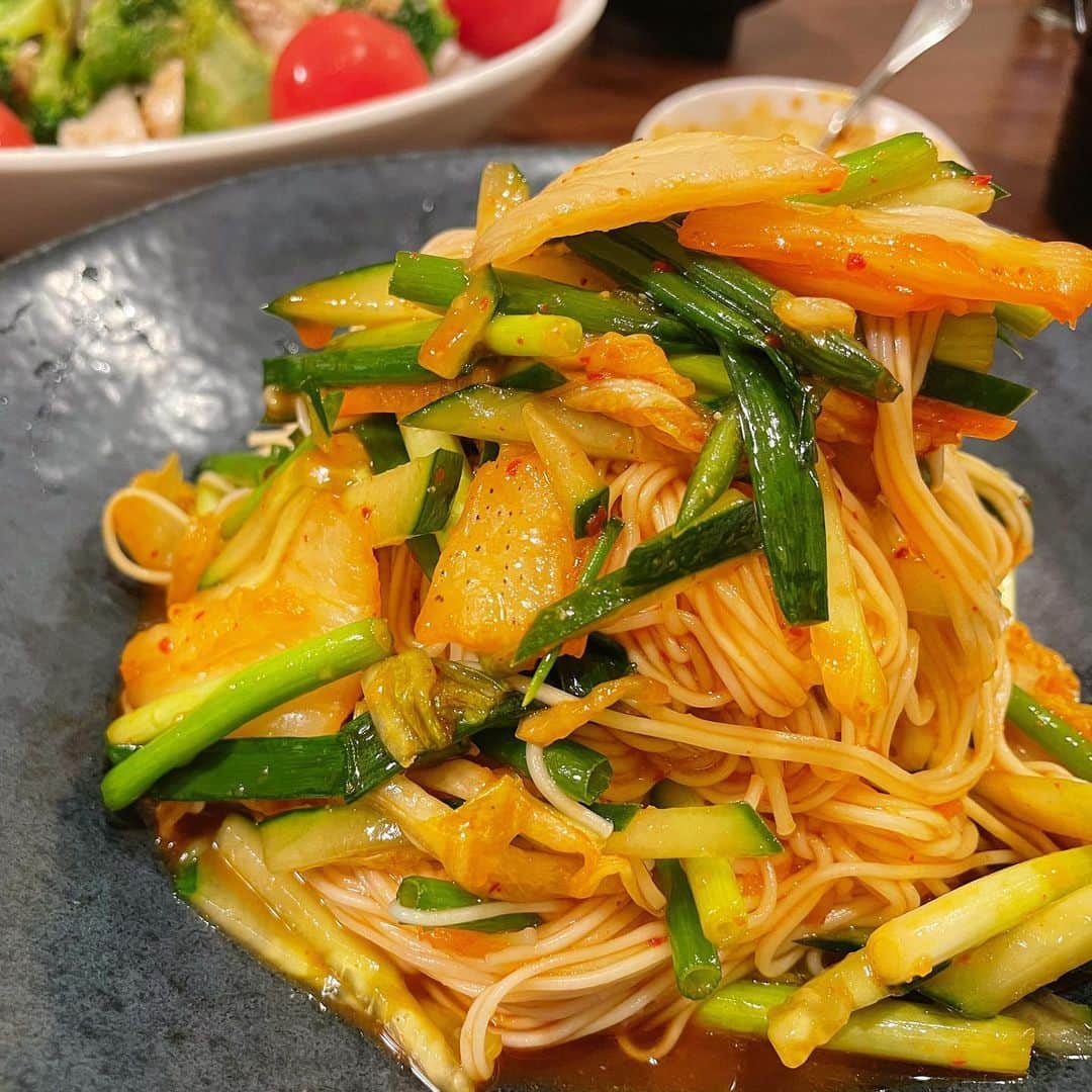 南條早紀のインスタグラム：「【夏は素麺☀️】  毎日暑いですねぇ😵☀️ そんなときに食べたくなるのが、素麺！  ストーリーの質問コーナーにも そうめんのアレンジレシピご希望の方が いらしたので、 うちでよく食べるそうめんのお話❤️  クックパッドでレシピを見つけて以来 気に入って何度も作っているそうめんアレンジレシピです！  キュウリの細切り1本分、 （おばけきゅうりの場合、種を抜くと◯） 細ねぎ袋半分（7〜8本？）とキムチを 食べやすい大きさカット！  ボールで、 コチュジャン・酢・麺つゆ（3倍希釈）を 同量混ぜて、 調味料同量よりすこし少なめのごま油を追加。 好みでおろしニンニク（私はチューブ使用） 加えたタレに、 野菜andキムチと、茹でたそうめんをin✨  よく混ぜたら完成✨✨  そうめんをそのまま麺つゆですするよりも 野菜とキムチがたっぷりでカサ増ししてくれるので 満足感がアップして美味しいです🥰  すっぱ辛い絶妙な味が熱くて落ちがちな 食欲を増進してくれて夏バテ気味のときにも☺️❤️  出会えて良かったレシピ！ （参考🍴cookpadレシピID:1129057）  毎日危険な暑さですが… しっかり栄養とって 元気に乗り切りましょうね〜🥺❤️  #富山県 #富山市 #富山 #toyama #そうめん #そうめんアレンジ  #素麺 #素麺アレンジ #素麺レシピ  #ダイエットレシピ #夏バテ防止  #おうちごはん #アナウンサー #南條早紀 #なんじょうのにちじょう #早紀飯」