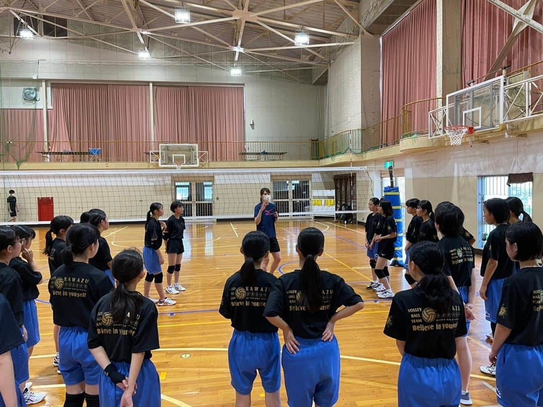 新鍋理沙さんのインスタグラム写真 - (新鍋理沙Instagram)「. 先日、静岡県の河津中学校でバレー教室をしてきました🏐 短い時間でしたが、みんな一生懸命取り組んでくれていて、とっても嬉しくなりました🥺✨ 「また来てねーっ！」って言ってもらえたので、また行ける日がくればいいなぁ😂🤍 ありがとうございました☺️☺️」7月21日 19時00分 - risa.shinnabe