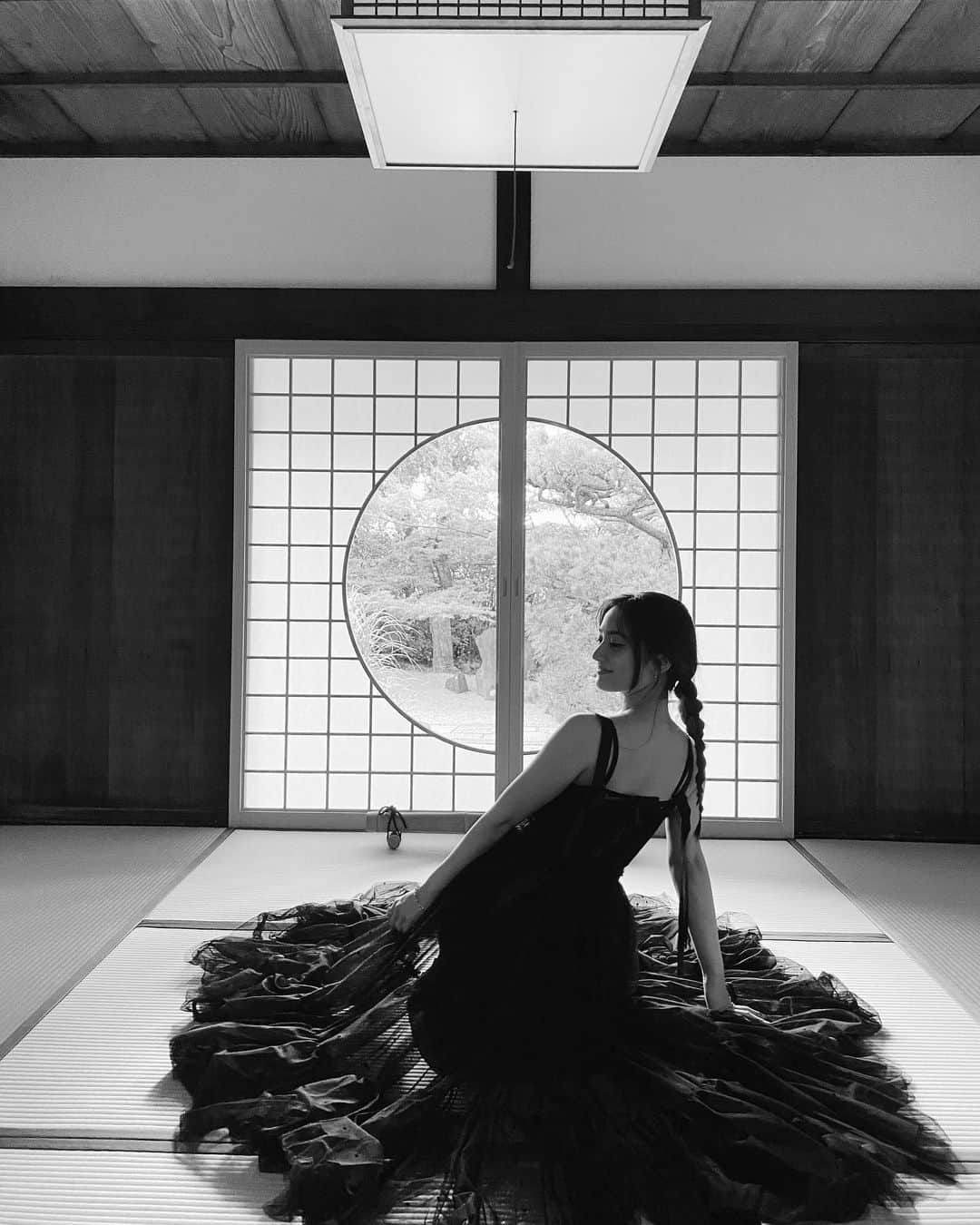 谷まりあさんのインスタグラム写真 - (谷まりあInstagram)「京都日記。2週に渡ってお邪魔した京都は短い時間でしたけどとっても充実した時間でした🌱  光明院さんでは、座禅をさせて頂きました。時間の経過をあれほどまでに忘れらることがあるのだなというほど、自分のマインドに集中できて、終わった後はとてもすっきりして感動しました。この景色を思い出せばいつでもこのマインドに戻って穏やかになれそうな気がしています☺️ 景色はもちろんのこと、聞こえてくる流れる水の音、蝉と鶯の声、体で感じる風、香り全てが心地よかったです🌍 藤田住職さんにたくさんお話を伺いながら、美味しいお抹茶、御朱印を頂き、幸せなひとときでした。  自分で足を運んで実際に体験することの大切さの再確認になりました😌 自分の経験は生涯の宝物ですもんね。 いつか日本の文化を自慢できる大人になりたいな。。。 制限がある今は、学べるものから学んで、体験できる時がきたら体験を増やしたいですね☺️🌱  一緒に連れて行ってくれた御三方に感謝です☺️⛩  撮影の時だけマスクを外しています。  皆様に京都をお届けします🇯🇵  @komyoin」7月21日 19時04分 - mariaaaa728