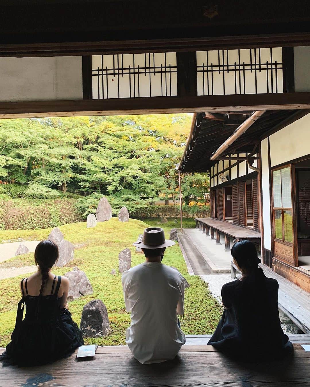 谷まりあさんのインスタグラム写真 - (谷まりあInstagram)「京都日記。2週に渡ってお邪魔した京都は短い時間でしたけどとっても充実した時間でした🌱  光明院さんでは、座禅をさせて頂きました。時間の経過をあれほどまでに忘れらることがあるのだなというほど、自分のマインドに集中できて、終わった後はとてもすっきりして感動しました。この景色を思い出せばいつでもこのマインドに戻って穏やかになれそうな気がしています☺️ 景色はもちろんのこと、聞こえてくる流れる水の音、蝉と鶯の声、体で感じる風、香り全てが心地よかったです🌍 藤田住職さんにたくさんお話を伺いながら、美味しいお抹茶、御朱印を頂き、幸せなひとときでした。  自分で足を運んで実際に体験することの大切さの再確認になりました😌 自分の経験は生涯の宝物ですもんね。 いつか日本の文化を自慢できる大人になりたいな。。。 制限がある今は、学べるものから学んで、体験できる時がきたら体験を増やしたいですね☺️🌱  一緒に連れて行ってくれた御三方に感謝です☺️⛩  撮影の時だけマスクを外しています。  皆様に京都をお届けします🇯🇵  @komyoin」7月21日 19時04分 - mariaaaa728