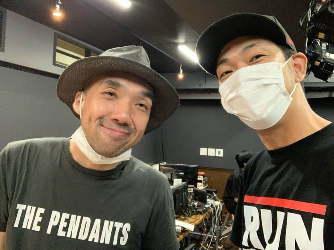 篤志のインスタグラム：「今日は鍵盤・皆川さんと初めてご一緒させて頂く現場でした😲 わたくしギター・ベース・マニピと役割いただいて、とにかく必死過ぎて野党の頃を思い出しました🙄 まだまだ精進します。」