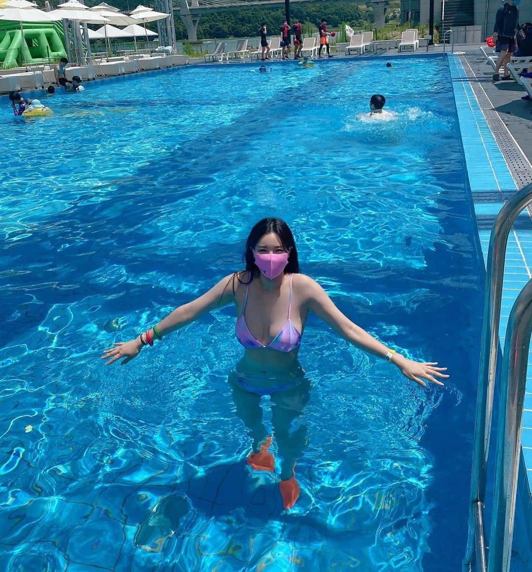 ハウンさんのインスタグラム写真 - (ハウンInstagram)「수영은 못해도 물놀이 사랑해요🐳🐟 여름을 좋아하는 이유😘 #수영못하는물개 #수영배우기 #수영꿈나무」7月21日 19時33分 - haeun_______
