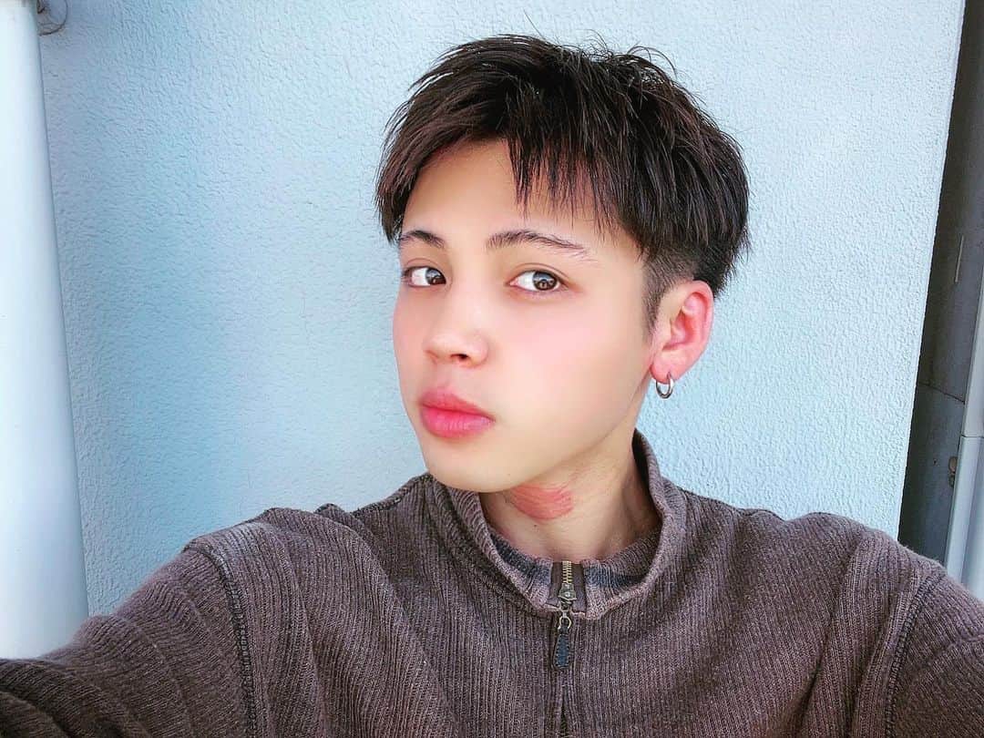 だいきのインスタグラム：「黒髪短髪どうですか。めっちゃ首荒れてる。。。」