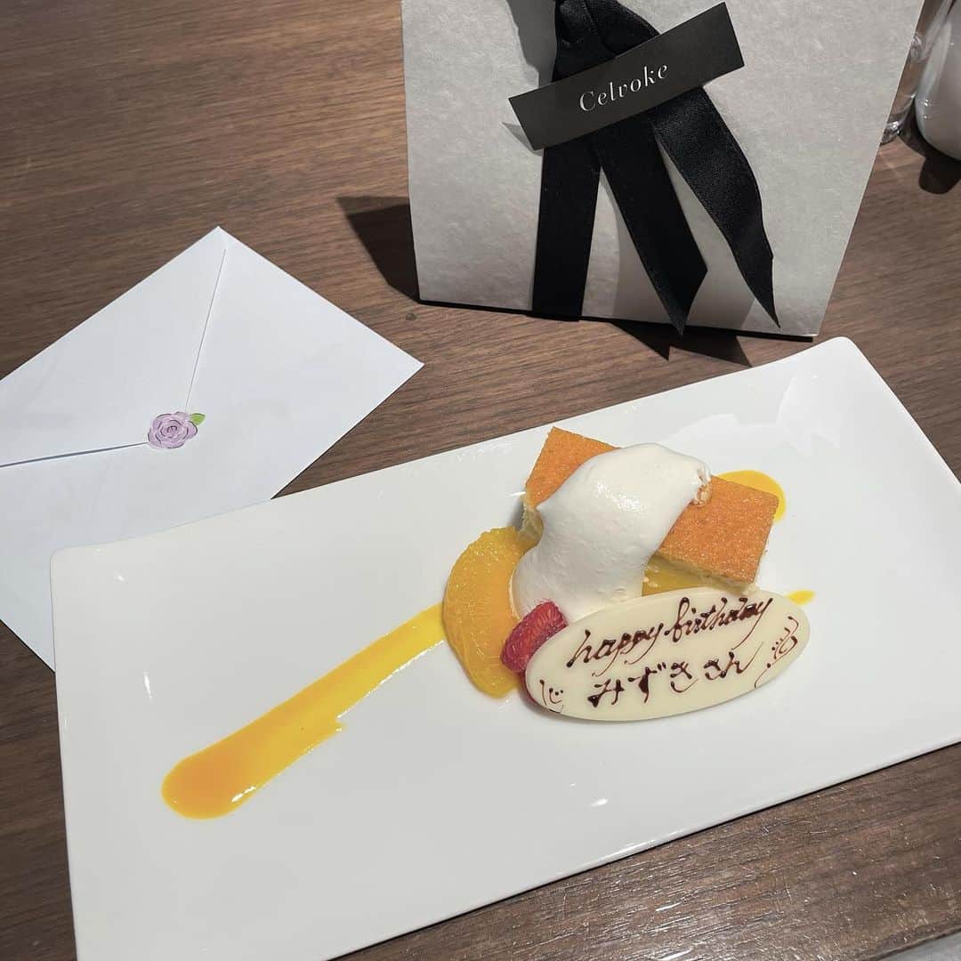杉浦みずきのインスタグラム：「ずっと前にちをりちゃんに お誕生日祝ってもらったのまだ載せてられてなかったから載せる〜♥️ ほんまに可愛い後輩です😭 ちをりちゃんが東京来てからめちゃめちゃ会ってる😂 メッセージカード、ちをりちゃんの手書きやで！！ 絵も字もほんっっまにうますぎる😳 ほんまに才能の塊、、、笑 笑顔が可愛いちをりんとのツーショ載せておきます🤍」