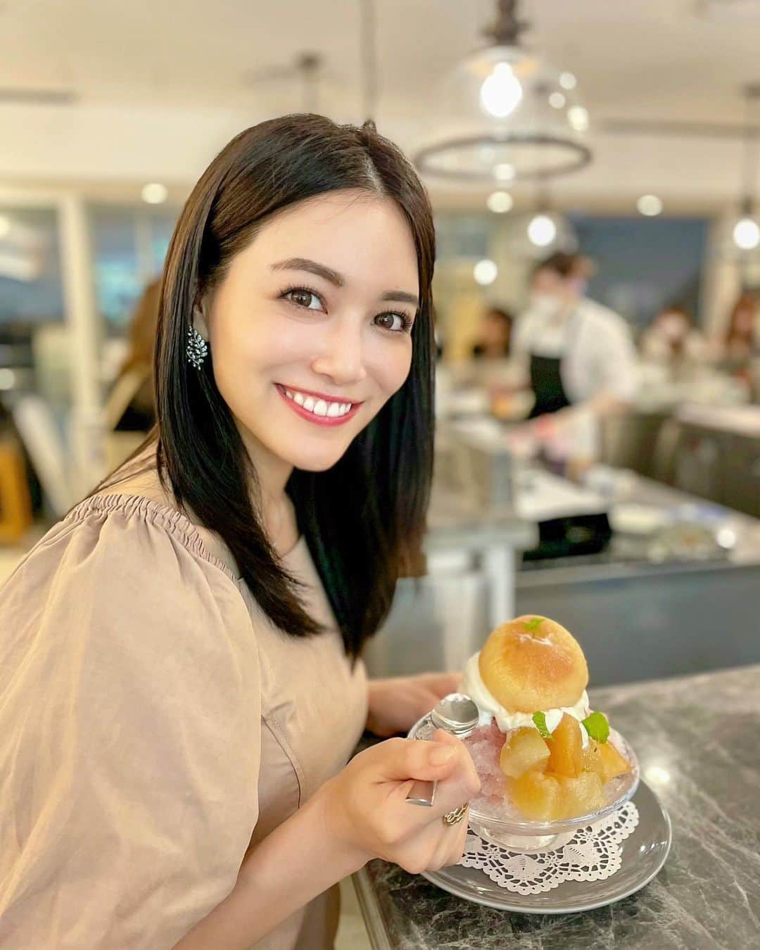 のインスタグラム：「こんばんは💛 . 今夜は里奈ログ🥰✨ 毎日暑くて、かき氷を食べたくなって表参道ヒルズの中のお店で数量限定の桃とココナッツのかき氷を食べてきたよ🍑💓 . 今は桃が本当に甘くて美味しいよね💕山梨に行った時も買って帰って幸せでした🥰❤️ . かき氷とココナッツムースが桃の甘さとピッタリでとっても美味しかったです🥰🧡✨ . 目の前でお姉さんが一生懸命氷削ってくれてて、より美味しく感じました🍉✨ 明日から連休ですね💛 素敵なお休みになりますように♪ . 今日もお疲れ様でした💗 . #りなまるグルメ #表参道カフェ #表参道スイーツ #omotesando #表参道ヒルズ #桃パフェ #桃スイーツ #桃 #かき氷 #かき氷巡り #かき氷部 #peach #数量限定 #ストレートヘア #黒髪 #ストレート #髪質改善 #韓国美容 #夏スイーツ #夏グルメ #韓国メイク #koreanbeauty #オルチャンヘア #オルチャン #オルチャンメイク #frayid #フレイアイディー #韓国ドラマ #ソンジュンギ #韓国好き」