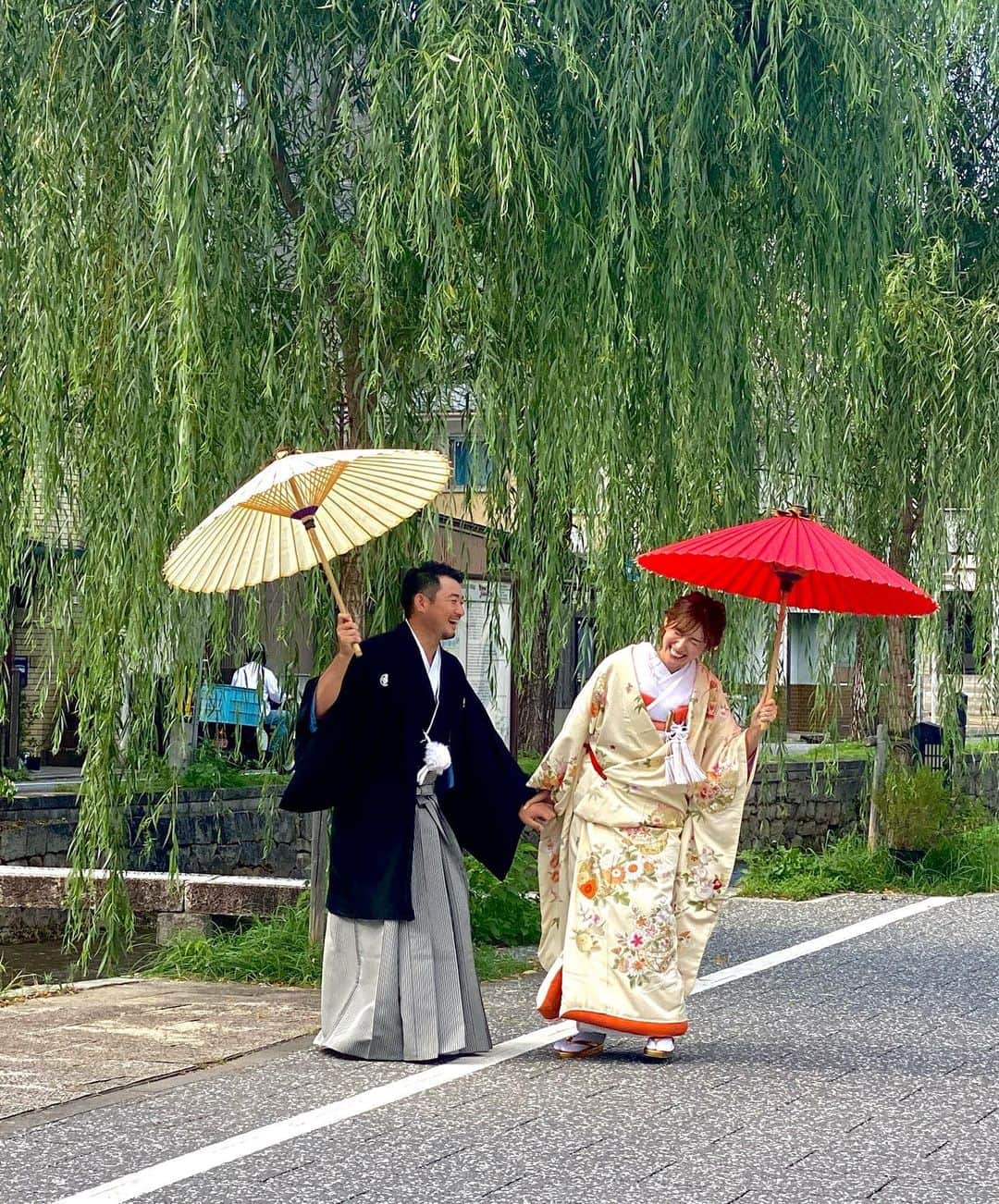 美波千夏さんのインスタグラム写真 - (美波千夏Instagram)「. なかなか結婚式を挙げられなさそうなので 京都で前撮りをしてきました❤️✨  何気なく言った言葉を覚えててくれて 計画してくれて嬉しかった🥺❤️ こうちゃんありがとー❤️✨✨  まだデータは上がってきてないので スマホで撮っていただいた写真と動画を🥰  暑い中着物で心配でしたが 雨よりいいよねー♬ってポジティブ全開🎉 最初から最後までただただ楽しむ私たち☺️💕笑 こうちゃん節炸裂で笑い疲れた🤣  撮影に携わってくれた皆さんが本当に温かくて あっという間の楽しすぎる撮影でした🙌❤️  今回タカミブライダルさんで💍💓 @takamibridal_costume  @takamibridal   ありがとうございました✨✨ . . . . . #京都 #京都東山 #東山　 #京都前撮り　 #前撮り #前撮り和装　 #ブライダルフォト #タカミブライダル」7月21日 20時28分 - chinatsu_minami