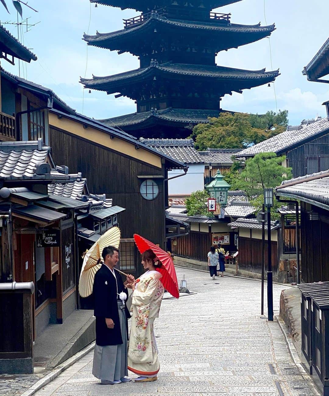 美波千夏さんのインスタグラム写真 - (美波千夏Instagram)「. なかなか結婚式を挙げられなさそうなので 京都で前撮りをしてきました❤️✨  何気なく言った言葉を覚えててくれて 計画してくれて嬉しかった🥺❤️ こうちゃんありがとー❤️✨✨  まだデータは上がってきてないので スマホで撮っていただいた写真と動画を🥰  暑い中着物で心配でしたが 雨よりいいよねー♬ってポジティブ全開🎉 最初から最後までただただ楽しむ私たち☺️💕笑 こうちゃん節炸裂で笑い疲れた🤣  撮影に携わってくれた皆さんが本当に温かくて あっという間の楽しすぎる撮影でした🙌❤️  今回タカミブライダルさんで💍💓 @takamibridal_costume  @takamibridal   ありがとうございました✨✨ . . . . . #京都 #京都東山 #東山　 #京都前撮り　 #前撮り #前撮り和装　 #ブライダルフォト #タカミブライダル」7月21日 20時28分 - chinatsu_minami