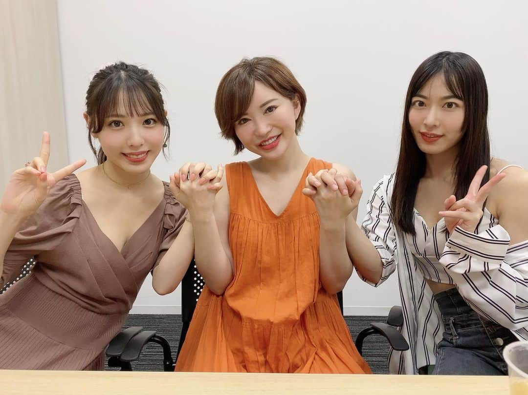 里美ゆりあのインスタグラム：「@yumekana1993 @hana_shirato  ちゃんとアサヒ芸能さんで座談会してきました🥰  8月3日発売🥳  かなり面白い内容になってますので皆さんチェックしてみてね😝  #av #girl」