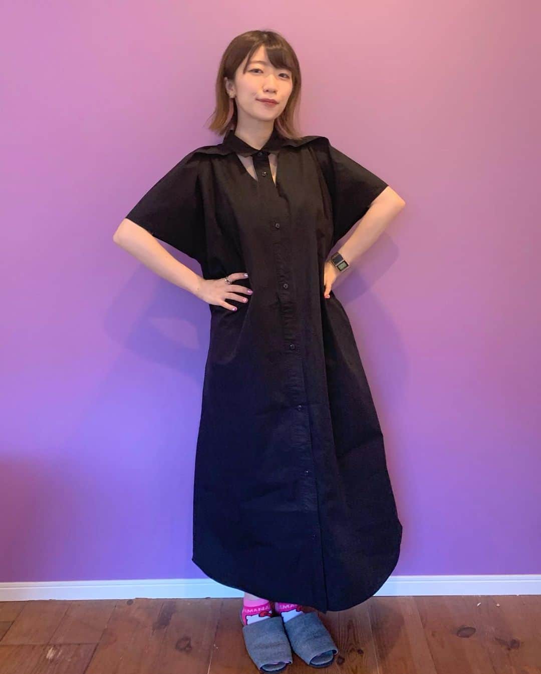 ぱいぱいでか美のインスタグラム：「変形シャツワンピ❣️ . この前の楽屋の壁の色可愛かった🔮 シャツワンピ、ロング丈でサラッと着やすいのと 首元と肩のデザインが凝っててお気にいりー！ ちなみにぼぼ @shibata_aribobo とイロチで買いました✌🏻笑 . しばたありぼぼさん、 #でか美祭 にも出て頂きますよ！ チケット発売中！ ハイライト見てね💗💗💗 . #ROSEBUD #シャツワンピース #俺はインスタグラマーになりてぇ ↑ねえほんとハイライトにまとめる作業ためすぎてるね… わかってますわかってます…」
