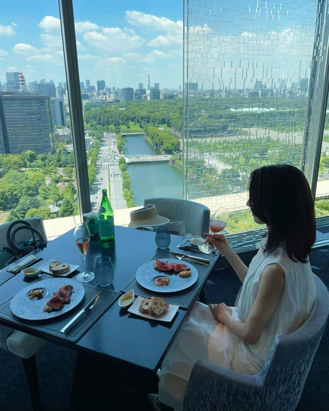 駒田奈美さんのインスタグラム写真 - (駒田奈美Instagram)「・ ・ ・ 『素敵な時間』 ・ ・ @thepeninsulatokyo のPeterでランチ❤︎ ・ ・ ・ 美しい眺めと美味しいお料理に シアワセのひと時❤︎ ・ ・ ・ #駒田奈美#モデル#アラフィフ#美魔女#ペニンシュラ東京 #ランチ#眺め#美しい#お料理#美味しい#美味しいもの #美味しいもの好きな人と繋がりたい #ホテル#hotel #リラックス#シアワセ#幸せ#素敵」7月21日 21時03分 - nami.komada