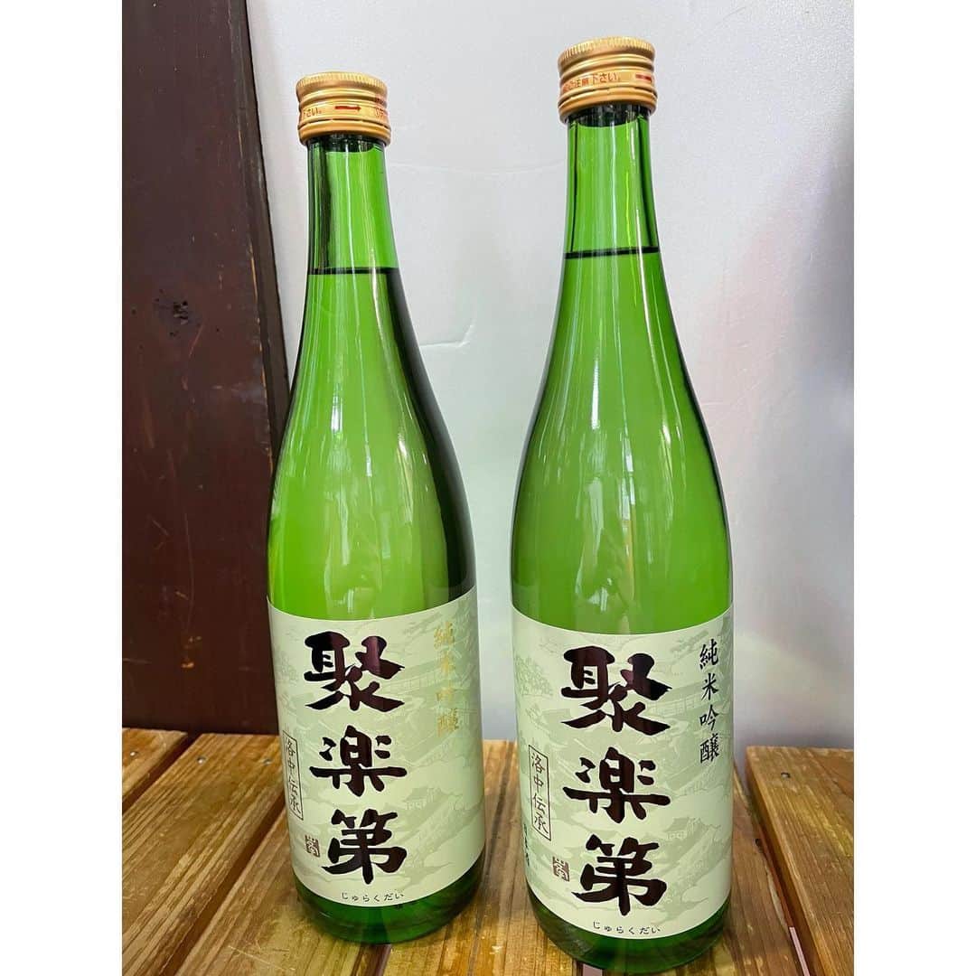 梅山茜さんのインスタグラム写真 - (梅山茜Instagram)「. ＊京都のお酒🍶＊ . 昨日KBSのnewsフェイスでご紹介した 京都酵母✖️京都の地酒。 元々京都は日本酒が盛んだったそうですが、 酵母まで京都独自のものを作って 京都オリジナルの日本酒を作られています。 実際に酵母を作っている研究所にお邪魔して お話を伺いましたが、 これ！と思う酵母を見つけ出すのは 宝くじが当たるより難しいんだそう。 沢山の時間と手間をかけて作られた京都酵母を使って 作られたお酒は京都が誇るべきものです◎ 実際に「京の琴」という酵母を使って作っている 佐々木酒造さんの「聚楽第」を頂きましたが 甘い香りにお米の甘さ、でも後味はスッキリとしていて 本当においしかったです🍶💗 ちなみに佐々木酒造は佐々木蔵之介さんのご実家🥰 酒蔵の中もご案内して頂いてとても楽しかった！ 初めてお邪魔したけどすごくいい機会になりました💕 お忙しい中ありがとうございました😊 . 1枚目は代表取締役である弟さんと🌱 2枚目はとっても美味しい聚楽第！ 3枚目は甘酒でこれもスッキリ飲めて 本当においしかったーーー！ 高知に住んでから日本酒が好きになったので これから酵母のことまで考えて 選んだり飲んだりするのも楽しそう♡ . #フリーアナウンサー#アナウンサー#女子アナ#酒蔵#佐々木酒造#佐々木蔵之介 さん#日本酒#聚楽第#京都#酵母#京都酵母#酒蔵見学#梅山茜」7月21日 21時07分 - umeyama_akane