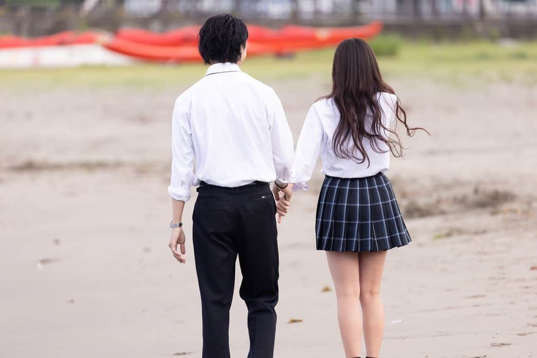 増田小春のインスタグラム：「【今日、好きになりました。霞草編】  まずは本当にありがとうございました。 今日好きを通して私を知って下さった方も、 その前から応援して下さっていた方も、皆さんからの 温かい応援、そして最後まで優しく見守ってくれて、 本当に感謝の気持ちでいっぱいです！！  この度、あつきくんとお付き合いさせていただくことに なりました。  長く書くと読むのが大変だと思うので、 ほんのちょこっとだけ書きます☺️💭  最後の最後まで本当に悩んだのですが、 アピールタイムの時のあつきくんの姿が今でも頭から離れま せん。とっても緊張していて、震えて腰抜かして、 今では面白すぎて大爆笑な話なのですが、（笑） その時に私は、この先あつきくんとなら、楽しく笑って、 そして私のことを任せても大丈夫だなって思ったから、 告白に行きました☺️❣️  私たちがどうなっていくのかはまだ分かりませんが、 これからも引き続き、 皆さんの素敵な心で見守っていていただけたら嬉しいです☺️ よろしくお願いします💓  最近心から思うことは、、 こはるに生まれてきて本当に良かった！！！！！！！！ #今日好き #今日好きになりました #abematv #abema #今日好き霞草編 #あつき #こはる #あつこは」