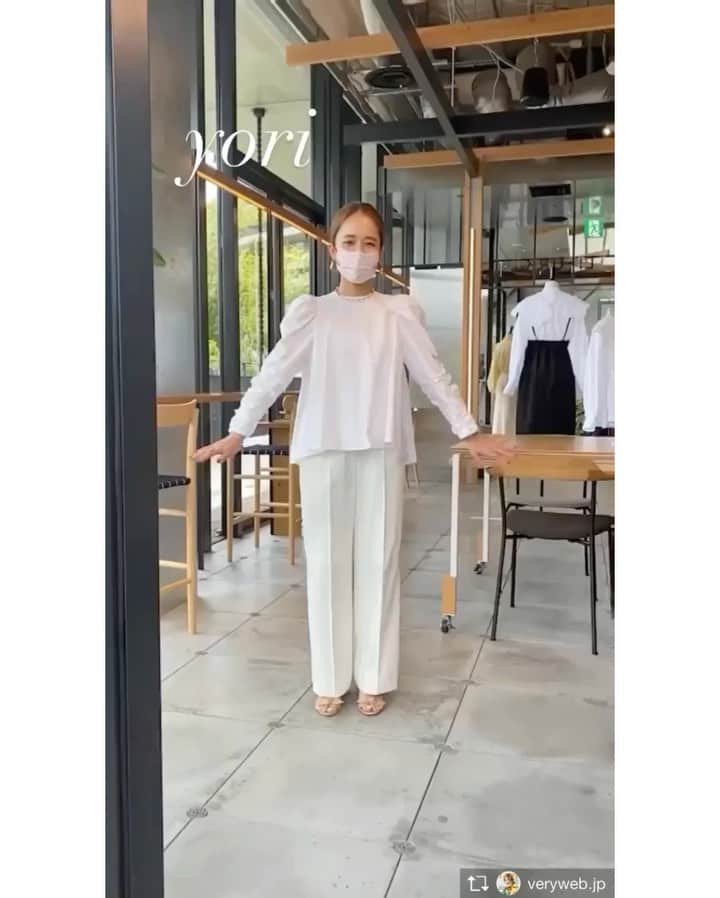 yoriのインスタグラム：「@veryweb.jp 展示会レポートありがとうございました！ VERY webでのレポートも楽しみにしております！ ・ ・ online shop でのonline先行受注会は7/27 pm12:00〜7/28 pm22:00です！  デザイナー @yoko915 @kummy153 着画ありの商品ページ公開は7/26 15時頃を予定しております。(公開時間に前後がありますので予めご了承下さい。)  もう少々お待ちください♡  ------ #Repost @veryweb.jp with @make_repost ・・・ 先日のyoriの展示会で、 デザイナーの外村久美子さんを発見🤍  外村さんの着用商品はこちら！ パフュームブラウス（ホワイト、ネイビー） size 34/36/38¥44,000  サテンワイドパンツ（オフホワイト、ブラック） size 34/36/38 ¥20,900  もくもくキルトジャケット ¥71,500  7/27 pm12:00〜7/28 pm22:00にオンライン受注できるそう！  この他にも、yoriの2021秋冬新作はVERYwebで後日たっぷりご紹介します✨  外村さんのプライベートを4ページにわたって徹底取材した VERY8月号「外村久美子さんの頑張りすぎないママライフ」企画もぜひご覧ください💛  #VERY展示会レポート #VERY編集部 #VERYweb #雑誌VERY #yori #ヨリ #2021aw」