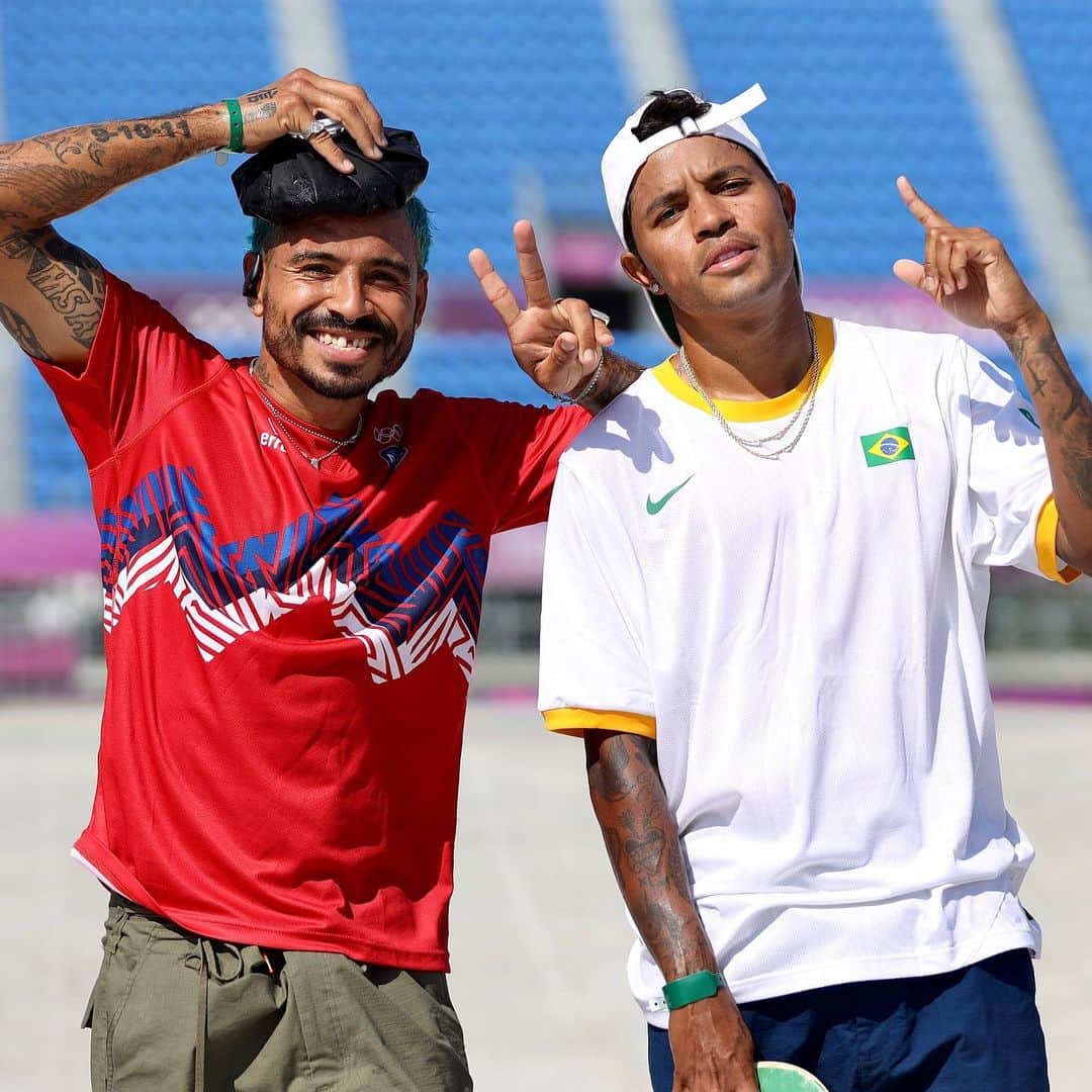 マニー・サンティアゴのインスタグラム：「We been doing this since 07! First Skateboard event in the Olympics with my gs! @fgustavoo 🇧🇷 History is being made. It was hot today 🔥😅 (Ice pack to cool down 🤣) #EsPosible #EquipoPur #tokyo2020」