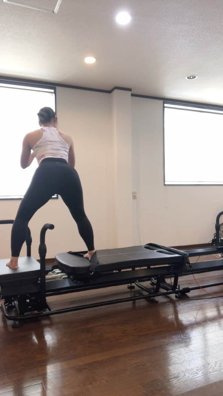 Beauty Of Pilates by Asamiのインスタグラム：「Thank you @sebastien.lagree @lagreefitness for keep making me inspired. Ohhhwww I was shaking! 🔥  やはり、自分もやりたくなってウズウズするので、毎日＠ホームやってるけど、ラグリーフィットネスは欠かせない。😆お尻が上がる〜！プルプル。」