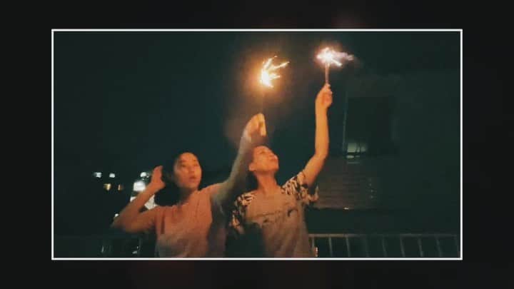 二宮愛のインスタグラム：「#summervibes  ________________ #fireworks with my sis❤️  I came home to my grandma and sis, and for the things I had to get done here. I’m glad I did ‘cause I won’t be able to see them for the next few months!  ちょっと色々あって実家へ。 この先数ヶ月会えなくなってしまうので、ちょうど良かったかもしれない。 家の前で花火とか、懐かしいね。 実家でもマスク付けたり、取ったりが煩わしいから、早くコロナにはおさまってもらわないとね。」