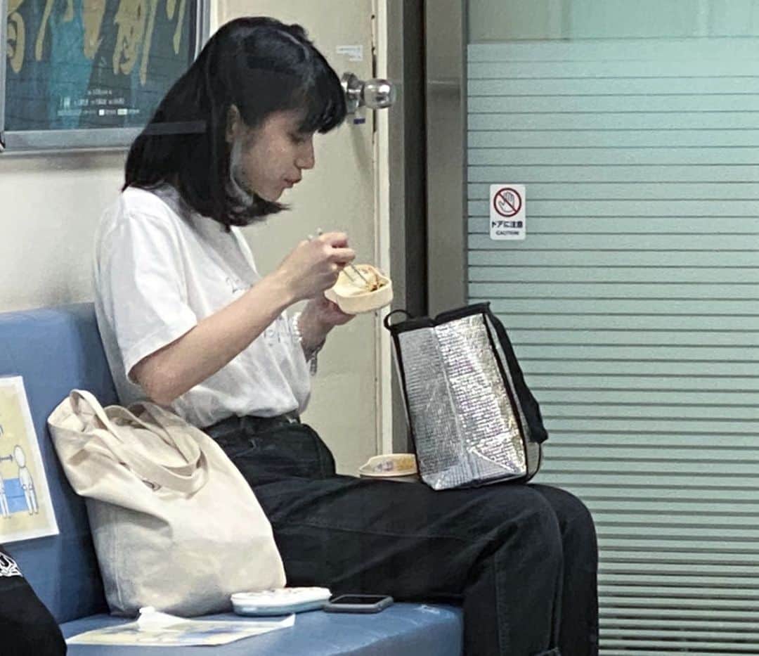 蒔田彩珠さんのインスタグラム写真 - (蒔田彩珠Instagram)「☺︎︎ 撮影終わって急いでお弁当食べてる私。 リハーサル中に眠くなってる未知。 三生の顔を持ってる私。  皆に甘やかされながら撮影してます☺︎︎🎥」7月21日 21時34分 - makita_aju