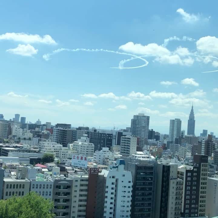 岸信夫のインスタグラム：「7/21 #ブルーインパルス 予行飛行 #東京五輪 開幕当日も頑張れ！ #tokyo2020 @modjapan @jasdf_pao」