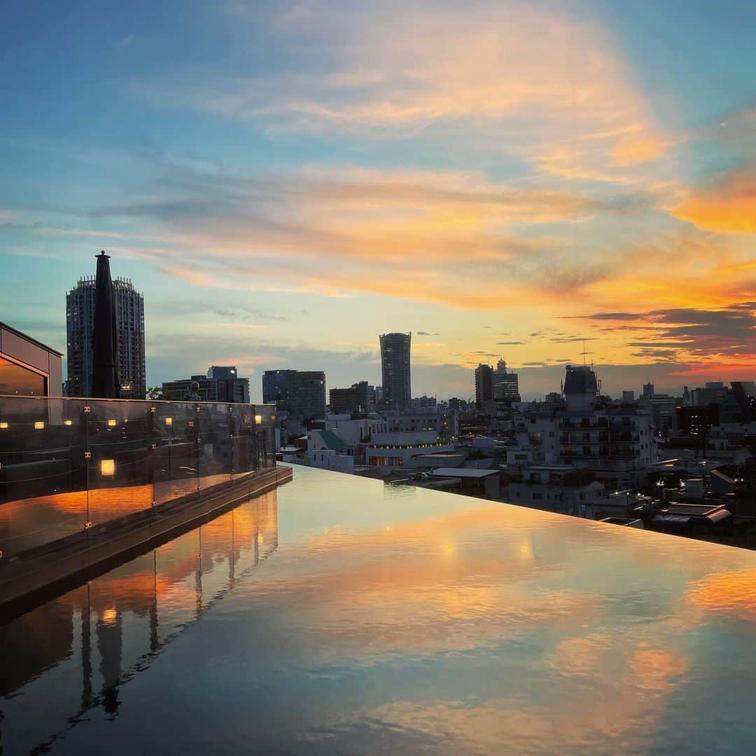 佐野友妃子さんのインスタグラム写真 - (佐野友妃子Instagram)「真っ青な空がゆっくりとオレンジ色に染まり1日の終わりを美しさで満たしてくれる夕日🌇🗼🤍  . 夏の夜ってだからスキ🌙✨」7月21日 22時09分 - yukikosano1111