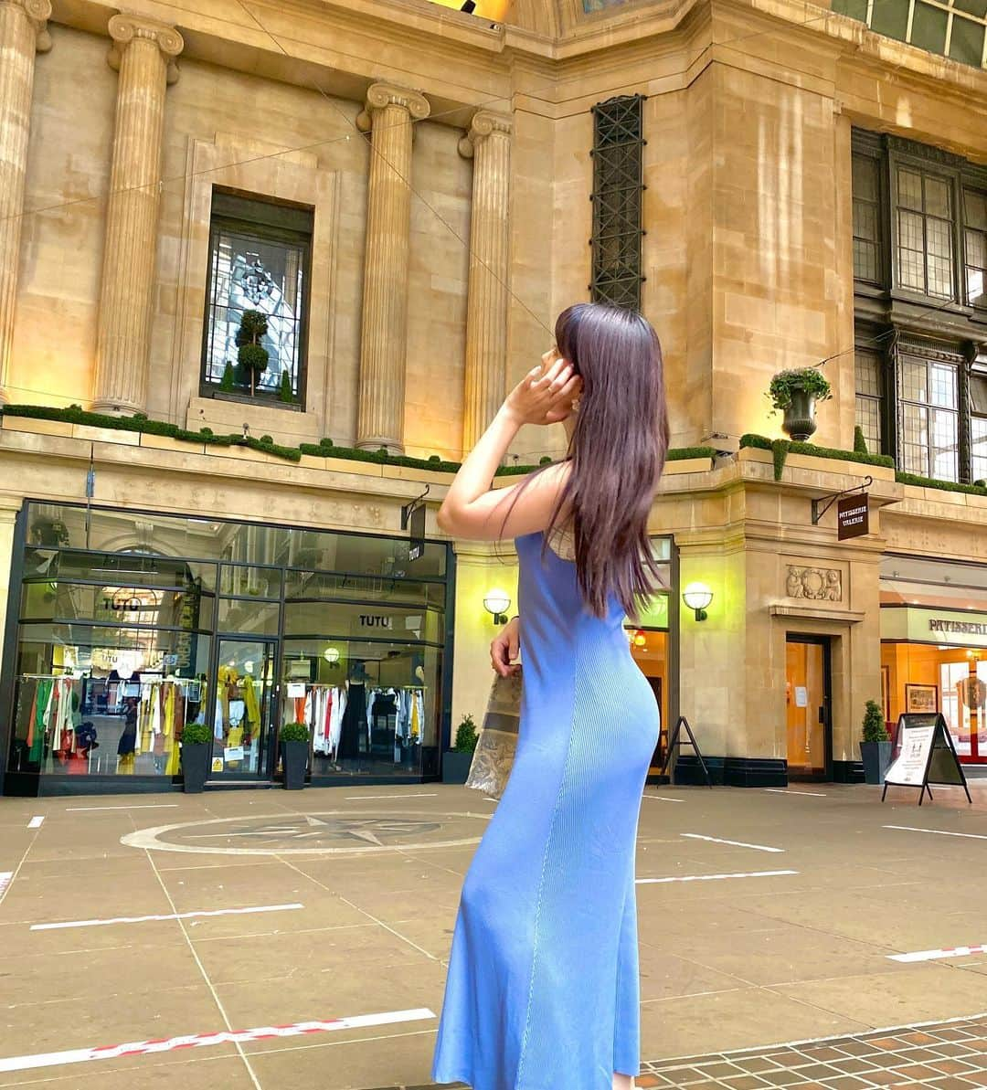 Chiakiのインスタグラム：「イギリスの普通のモールがこんなにオシャレ🌸🌸🌸 Pretty shopping centre in the UK!」