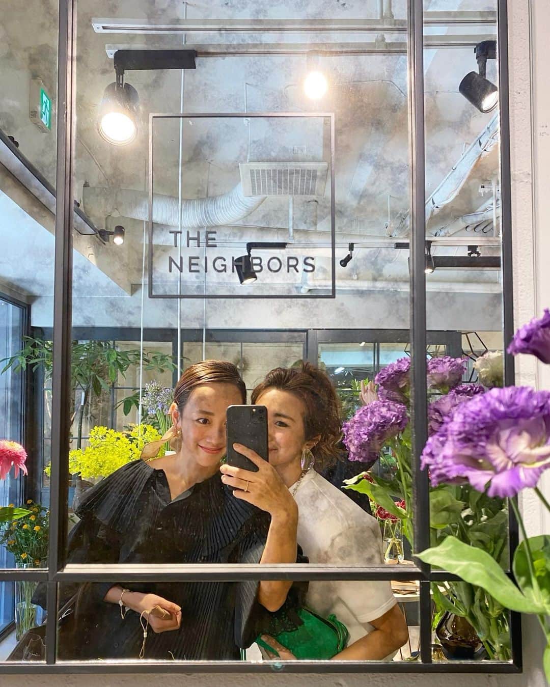 Mai Wakimizuのインスタグラム：「明日23日、場所を移転してリニューアルopenされるTHE NEIGHBORS。一足早く内覧会に伺いました♡もうね、ため息が出るほどの素敵空間で、お花だけではなくテーブルやオブジェ、置いてある何もかもがお洒落！そんな場所でリョウさんコニーさんペアに作ってもらうブーケ。ブーケに合う花器。全てがspecial!!ここに住みたいと心から願うほどトキメキが詰まっていて、ついついsaorinと長居してしまいました＼(^o^)／ #theneighbors#神戸」