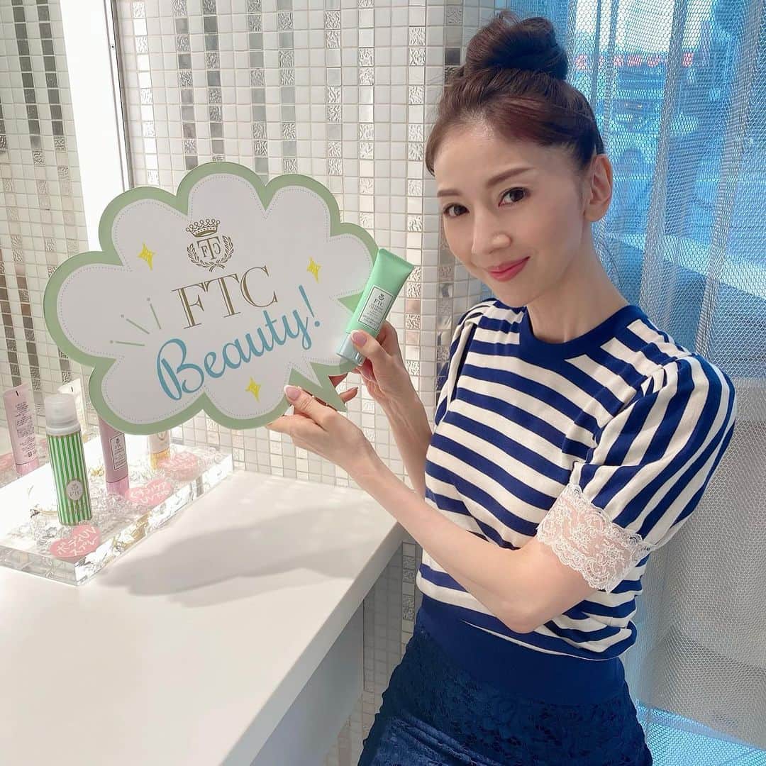 のインスタグラム：「毎日夏日☀️暑い😵💦 ですね😅  私は月、火曜とYouTube撮影して🎉 昨日は 25ans 誌の撮影の後 表参道の店舗に😊 本当は 新しい制服になった スタッフのみんなと記念写真を撮るために行ったのですが、あれこれと打ち合わせしてたら、 すっかり忘れて 会社に戻ってしまいました👉🏻😩👈🏻  リモートワークを続けていると、 店舗でも会社でも久しぶりに会うスタッフがいますが、改めて 一緒に働くことが 出来るって 幸せで有り難くて愛おしくて、ついついみんなをじーーっと眺めてしまいます🍀  #ftcbeauty #ftcbeauty.staff #ftcaoyama #FTC #エフティーシー #君島十和子 #スキンケア #エイジングケア #表参道美容 #美容好きな人 #人が好きな人 #数年前のドルガバ」