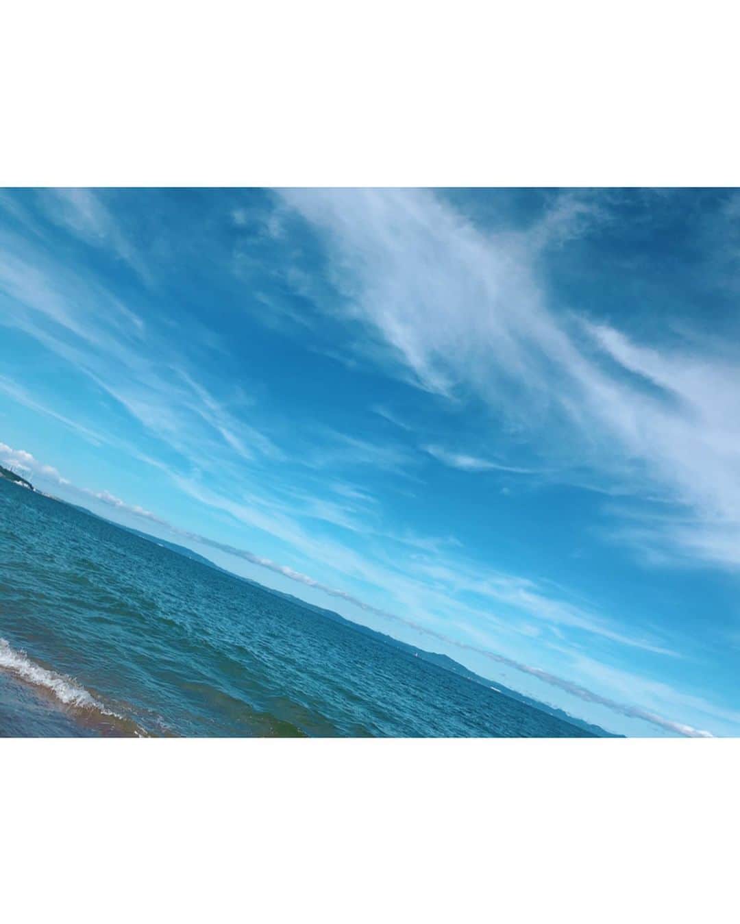 愛原れのさんのインスタグラム写真 - (愛原れのInstagram)「小さい頃よく行ってた海岸に何十年かぶりに行ったけどやっぱり海は広くてでっけぇなァ！！でした！！癒されたヨ！！👙🏄🐠🐬💕🏖🐠 ＊ ＊ ＊ #三浦海岸 #海 #プチ旅 #裸足で歩いて足裏死す #貝かわゆ🐚  #最高の休日」7月22日 8時42分 - reno_aihara