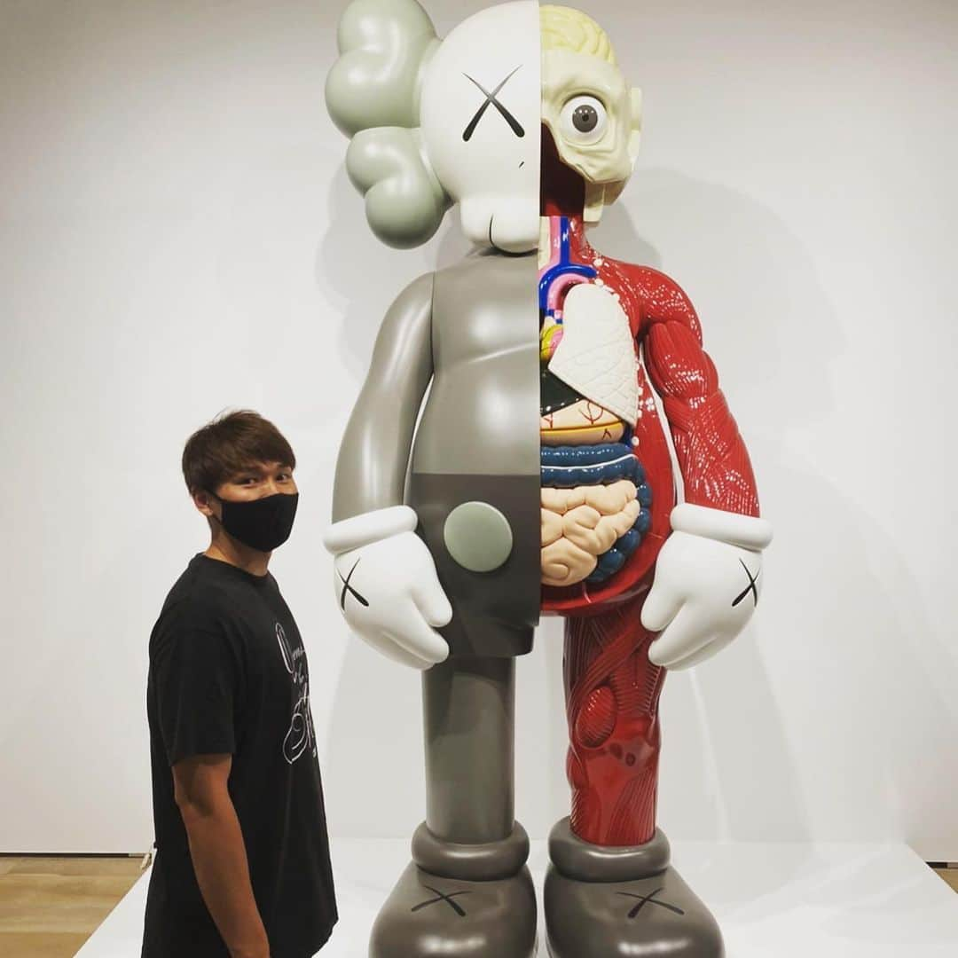 大塚裕土さんのインスタグラム写真 - (大塚裕土Instagram)「“KAWS TOKYO FIRST”  @kumagae27 と行ってまいりました🧸 このデカイの家に置けるように頑張ります。笑  #kaws #kawstokyofirst  #kawsuniqlo」7月22日 0時43分 - yuto14tsuka