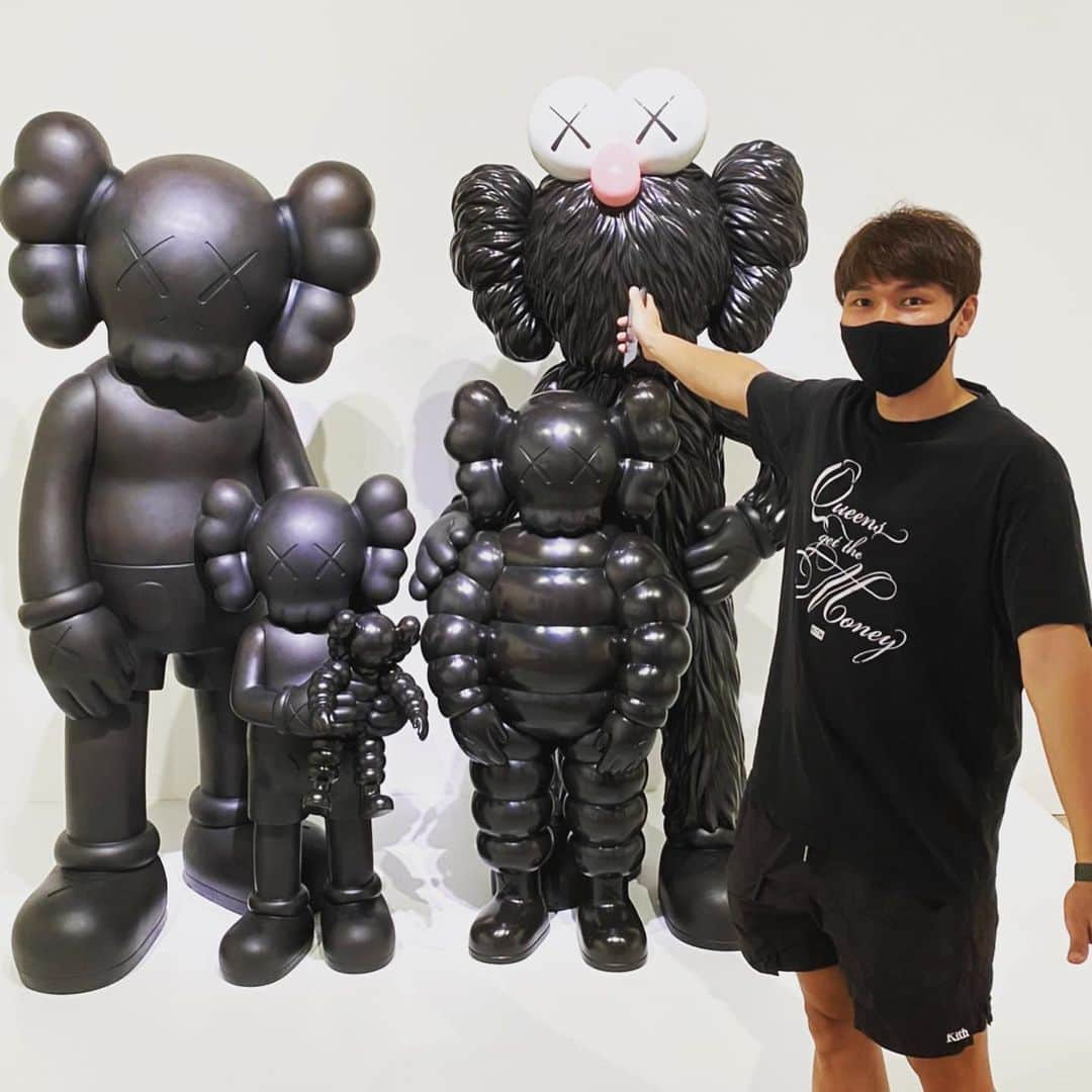 大塚裕土さんのインスタグラム写真 - (大塚裕土Instagram)「“KAWS TOKYO FIRST”  @kumagae27 と行ってまいりました🧸 このデカイの家に置けるように頑張ります。笑  #kaws #kawstokyofirst  #kawsuniqlo」7月22日 0時43分 - yuto14tsuka