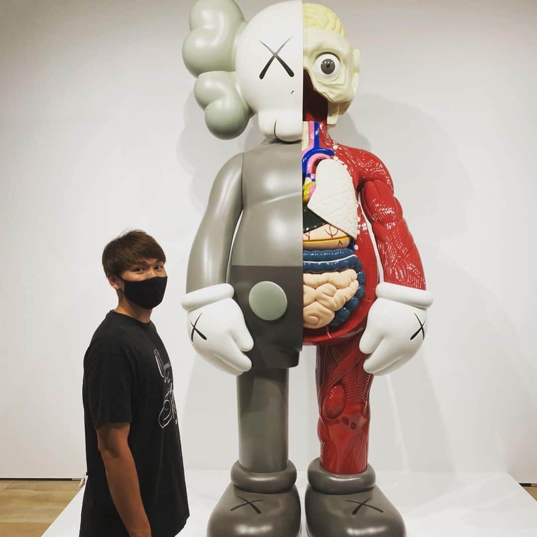 のインスタグラム：「“KAWS TOKYO FIRST”  @kumagae27 と行ってまいりました🧸 このデカイの家に置けるように頑張ります。笑  #kaws #kawstokyofirst  #kawsuniqlo」