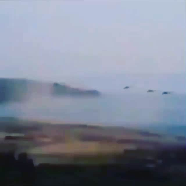 エディ・マクリントックのインスタグラム：「Fire for effect  #repost @capture_aviation ・・・ Crazy video🔥 Sound on🔊 Can you name these helicopters? Comment and tag your wingman below👇 . . ✈️ Follow @capture_aviation 🔺Merch link in Bio🔺 . 📸 @gunsdailyusa . . . . #captureaviation #capturethemoment  #megaaviation #aviationeverywhere #aviationgeeks #instatravel #aviationgeek #aviation #airplanespotting #avnerd #aviationpics #instaviation #aviationlovers  #instapilot #proaviation #pilotslife  #aviationphotography  #cockpit #plane #boeing #planesofinstagram #avgeek  #Flying #instagramaviation #planespotting #flight」