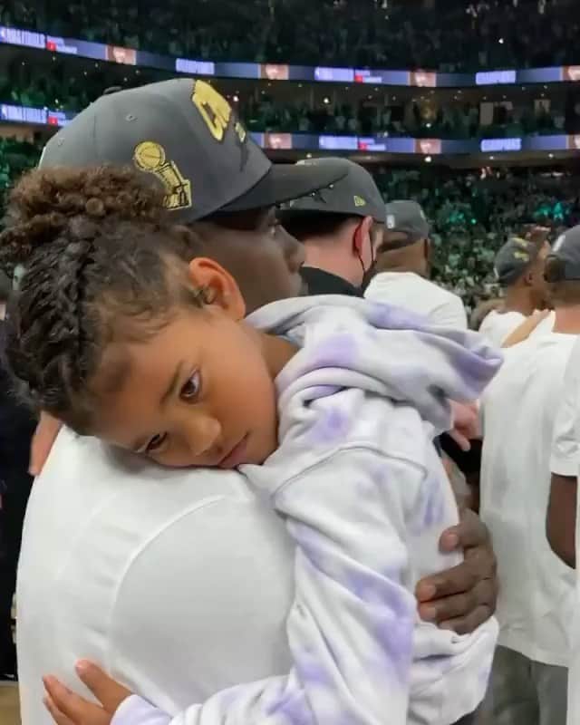 ダニジョーのインスタグラム：「OMG OMG @vanessabryant @mambamambacitasports 💜 Repost from @overtimewbb • Favorite moment of the night was Jrue just bein’ a true GIRL DAD ❤️ #MambacitaForever @jrue_holiday11 @laurenholiday12」