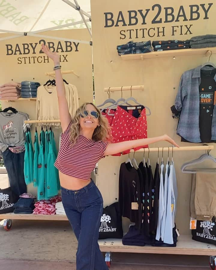 ニコール・リッチーのインスタグラム：「OMG  @Baby2Baby what an incredible day getting kids ready to finally head back to school next month.  Thank you @stitchfix for your generous donation of over $1 million worth of clothing for the children we serve across the country and helping make this special day possible for students who have never needed it more.   ♥️💛💖」