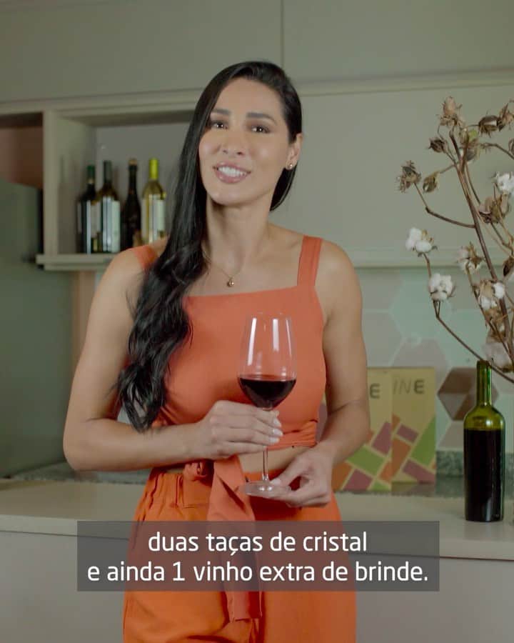 ジャケリネ・カルバリョのインスタグラム：「A minha paixão por vinhos já é de longa data e fico muito feliz em compartilhar com vocês este time que tem diversos benefícios: o Clube Wine! 🥇🍷🏆  Quer conhecer mais? Vem assistir a minha live que será amanhã, às 19h, aqui no Instagram, junto com a @winevinhos.  Se joga no #ClubeWine  #WineVinhos  #publicidade」