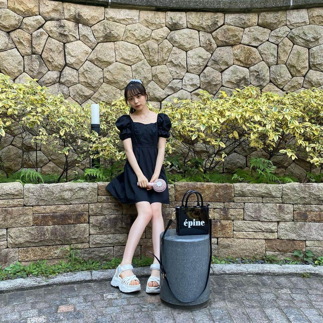 林芽亜里さんのインスタグラム写真 - (林芽亜里Instagram)「🎀 ⁡ モノトーンな夏ガーリー\( ¨̮ )/ 最近このサンダルばっかり履いちゃいます笑 ⁡ お花のネックレスをちょこんと🤍 ⁡ みんなに風届け~🍃ポーズもしてみましたが 届いたかな？届かないよね笑 ⁡ ⁡ #ニコラ #GRL #HoneySalon #epine #林芽亜里」7月22日 18時08分 - meari__hayashi